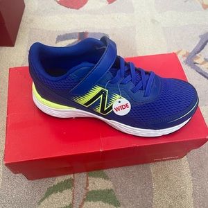 NWT New Balance boys sneakers with Velcro.